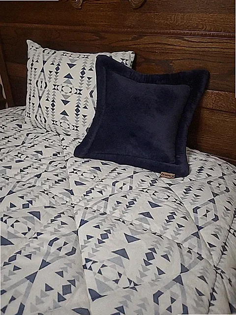 Reversible Bearpaw Comforter QUEEN (2) Decorative Pillows NO Shams SUPER SOFT